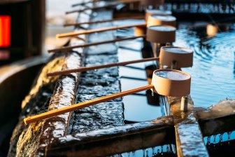 water-pond-in-hokkaido-shrine-temple-for-cleaning-SMHT62D.jpg